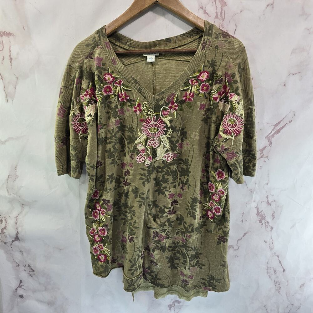 Sundance Shirt Women Small Green Pink Floral V Neck T Tee Assymetric Embroidered